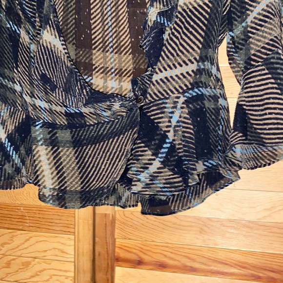 Jones New York Collection Ultra Sheer  Ruffled Neck Line & Sleeves 100% Silk - Picture 3 of 9